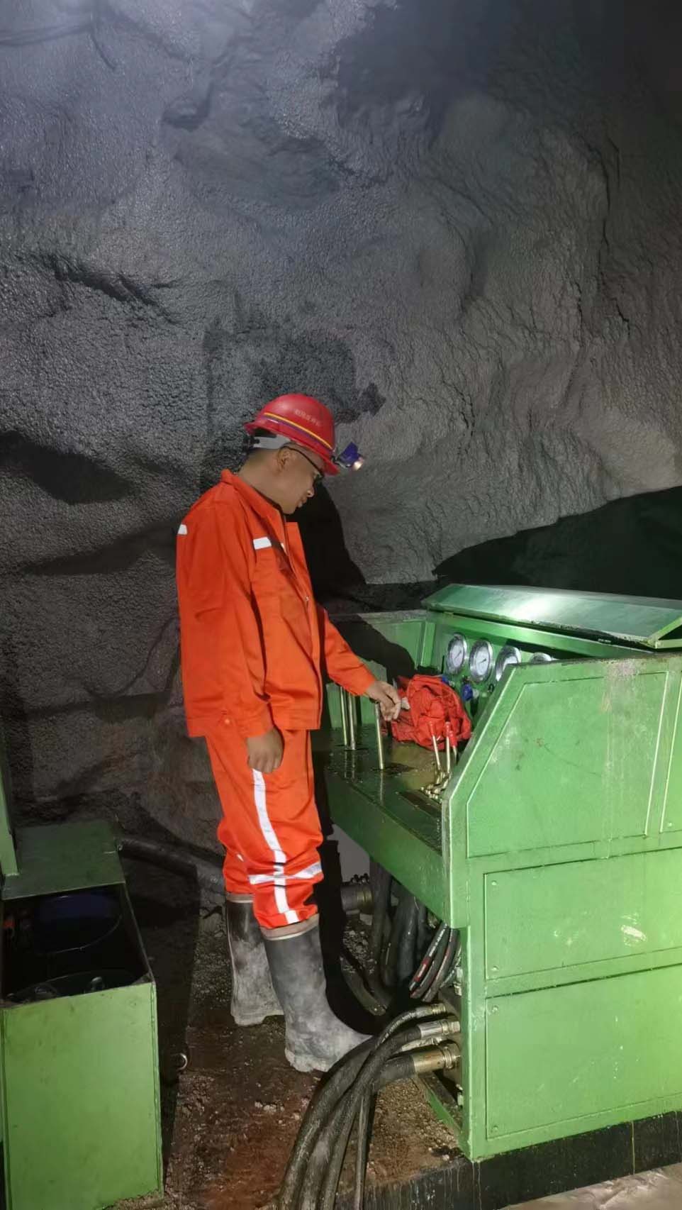 反井鉆機(jī)施工